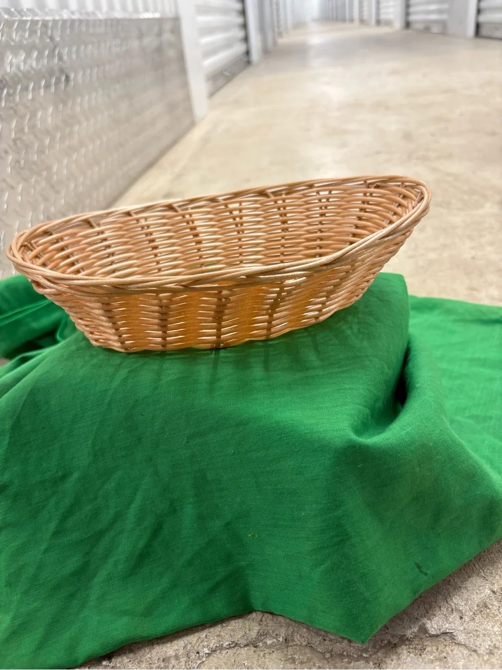 N/A oval wicker